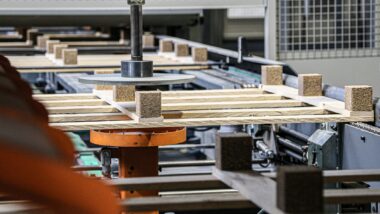 Volné pracovní místo - DĚLNÍK VE VÝROBĚ PALET ve společnosti KLAUS Timber a.s. 