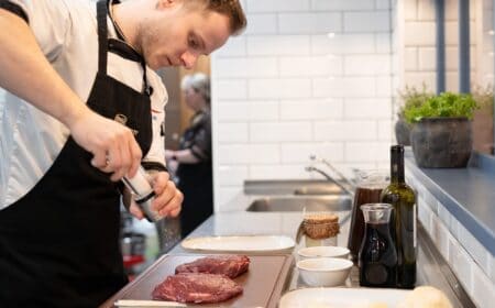 KUCHAŘ V RESTAURACI | Angusfarm s.r.o.
